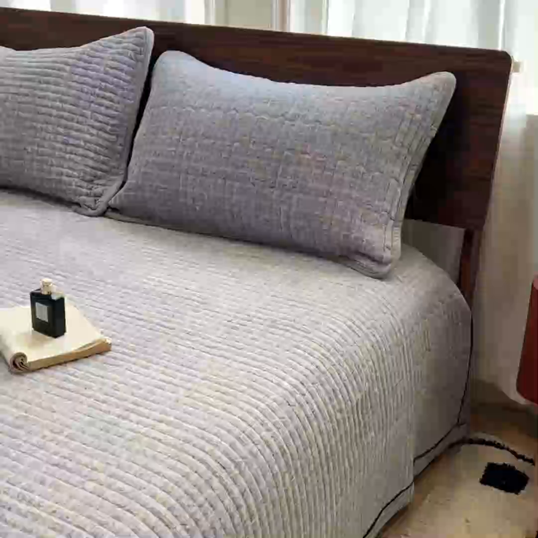 91家纺网 家纺一手货源 找家纺 芷卧 2025新款小香风牛奶绒床盖三件套 香妃-蓝