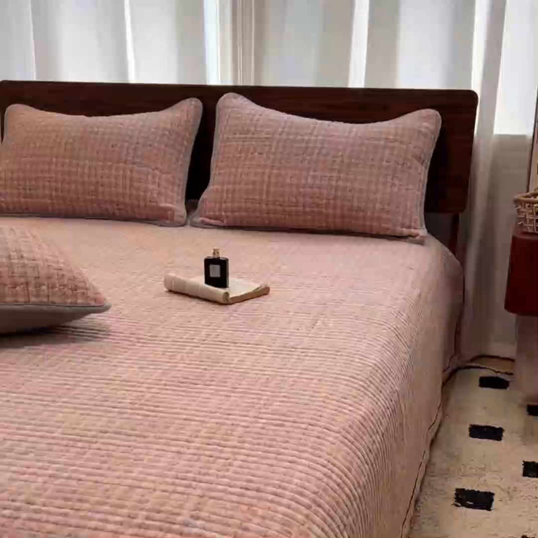 91家纺网 家纺一手货源 找家纺 芷卧 2025新款小香风牛奶绒床盖三件套 香妃-粉