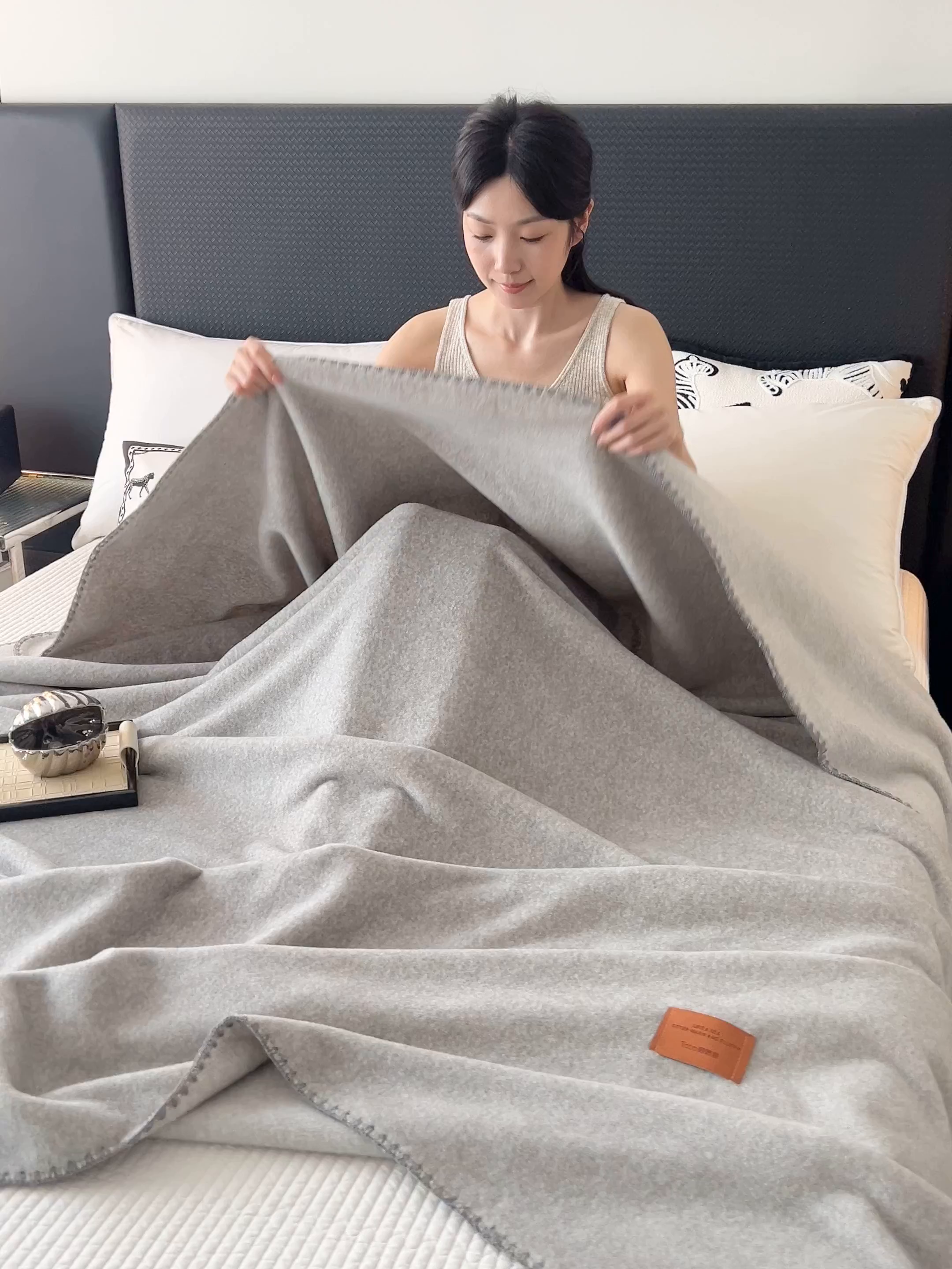 91家纺网 家纺一手货源 找家纺 琪格格纺织 2025新款高端航空水貂绒毛毯双面绒盖毯办公室家用午睡沙发毯空调毯子 石墨-浅灰