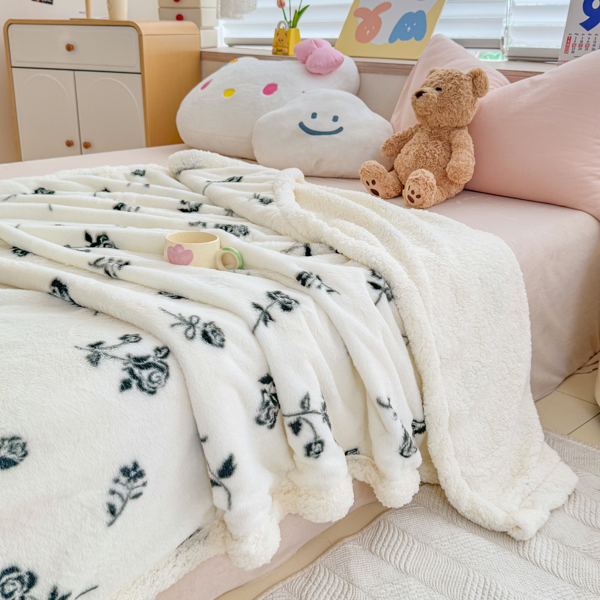 91家纺网 家纺一手货源 找家纺 KA家纺 2025新款兔毛绒毛毯 印花牛奶绒盖毯 多功能被套毯 兔绒毯 玫瑰物语