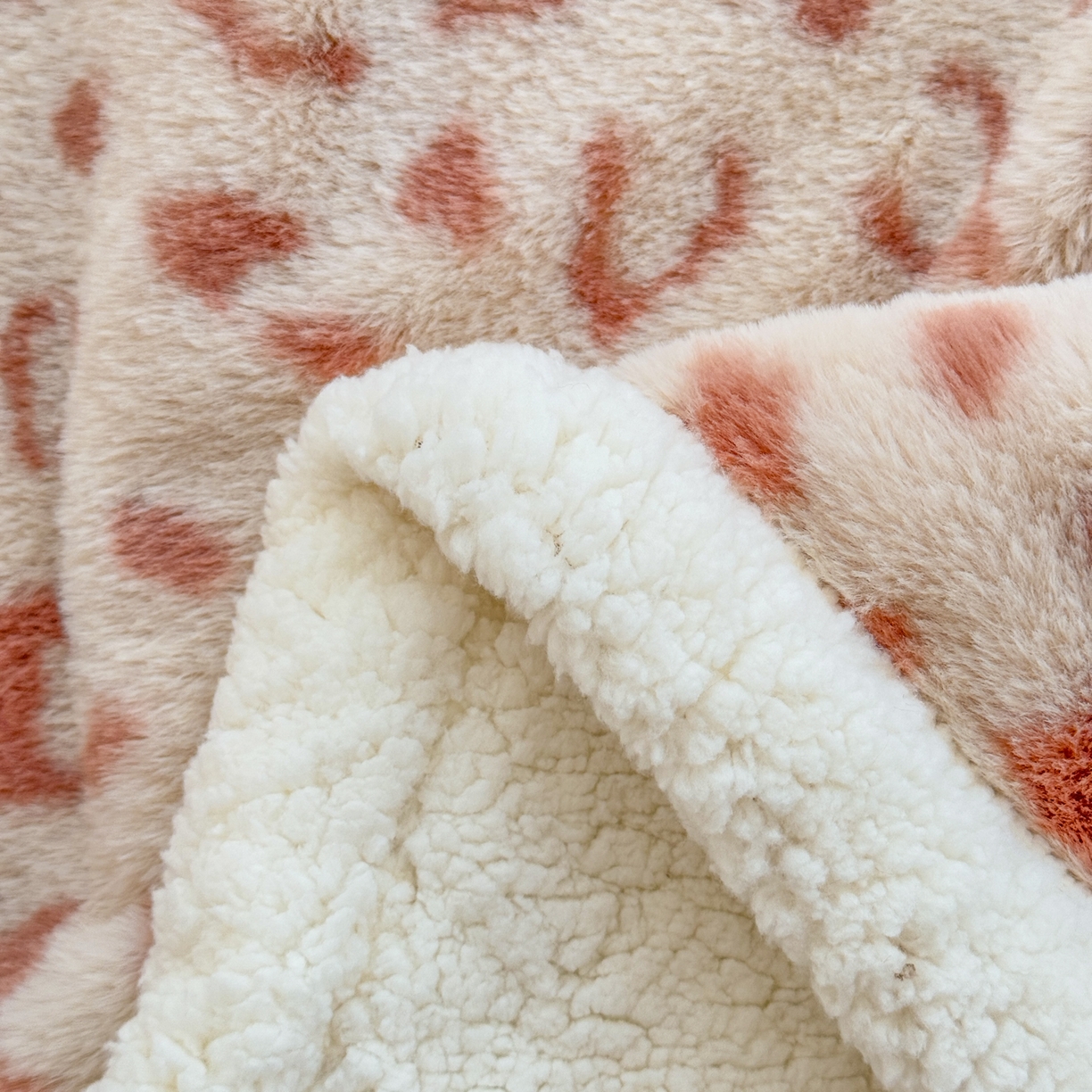 91家纺网 家纺一手货源 找家纺 KA家纺 2025新款兔毛绒毛毯 印花牛奶绒盖毯 多功能被套毯 兔绒毯 豹纹咖