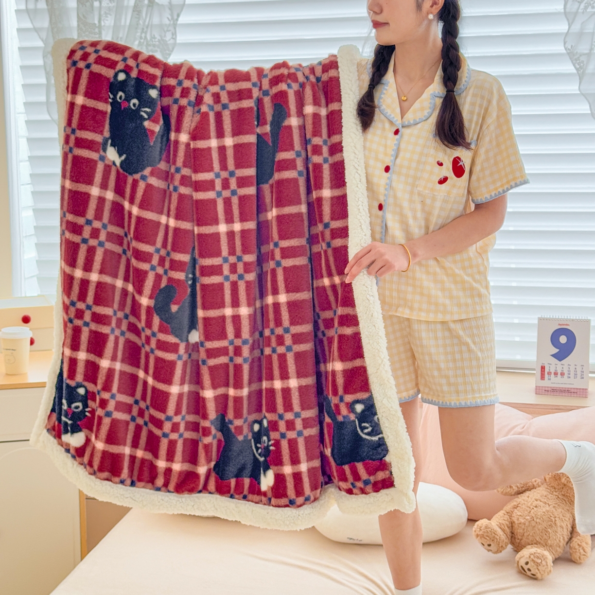 91家纺网 家纺一手货源 找家纺 KA家纺 2025新款兔毛绒毛毯 印花牛奶绒盖毯 多功能被套毯 兔绒毯 花小猫红