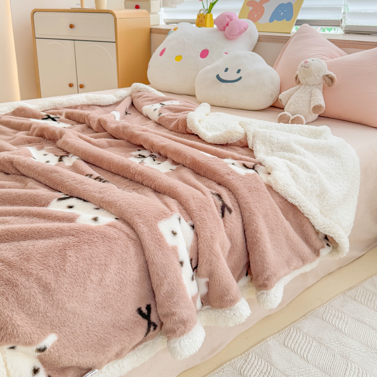 91家纺网 家纺一手货源 找家纺 KA家纺 2025新款兔毛绒毛毯 印花牛奶绒盖毯 多功能被套毯 兔绒毯 斑点狗