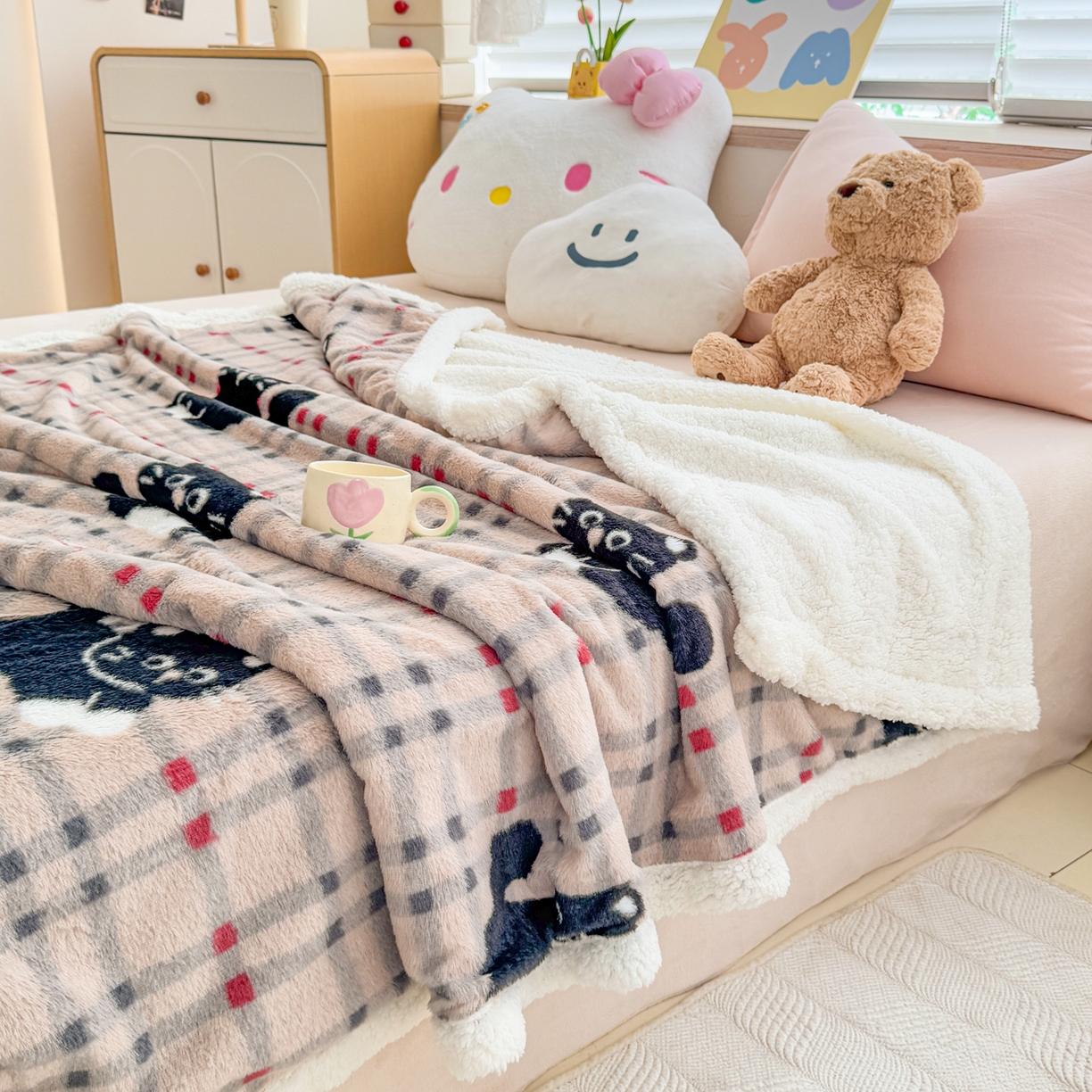 91家纺网 家纺一手货源 找家纺 KA家纺 2025新款兔毛绒毛毯 印花牛奶绒盖毯 多功能被套毯 兔绒毯 花小猫咖
