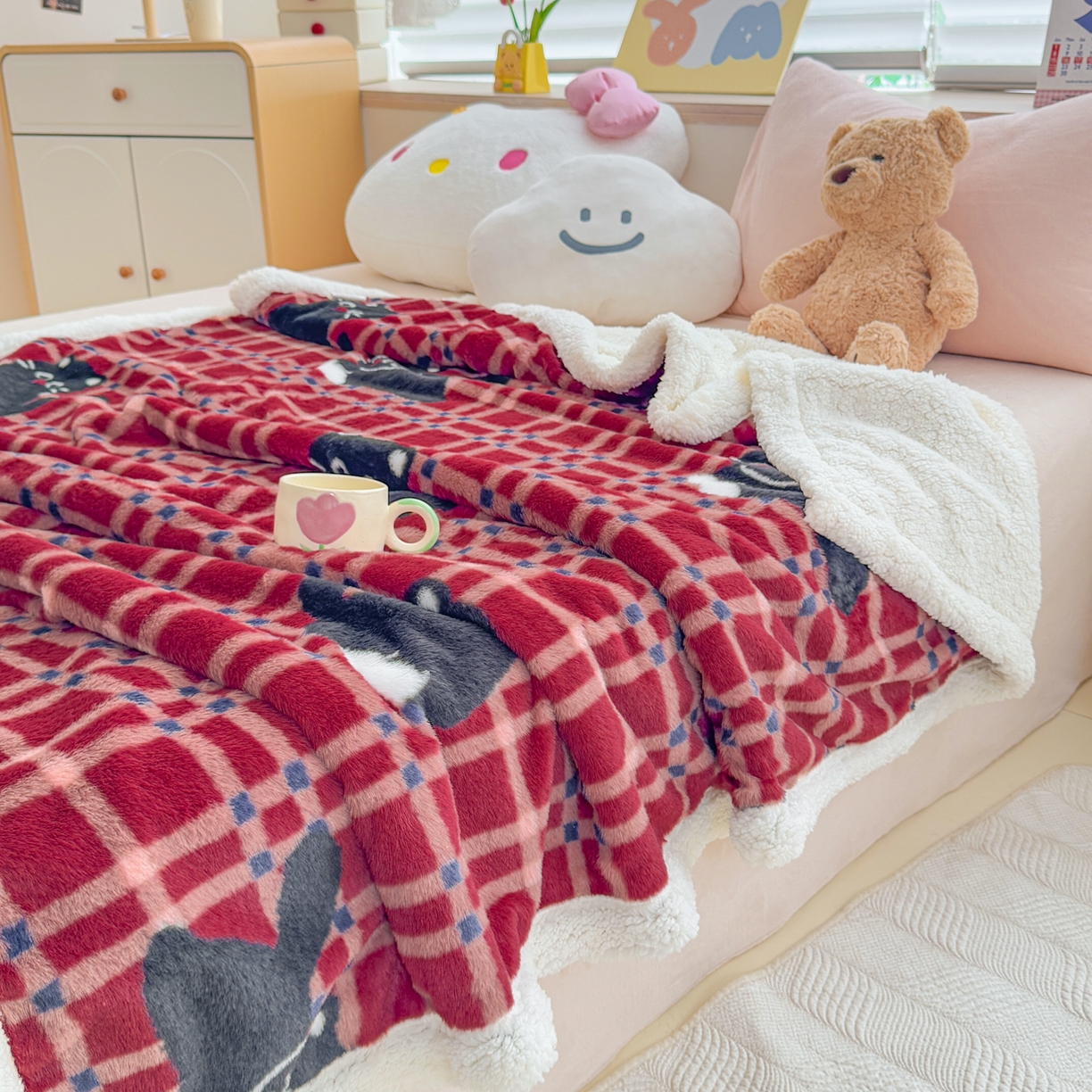 91家纺网 家纺一手货源 找家纺 KA家纺 2025新款兔毛绒毛毯 印花牛奶绒盖毯 多功能被套毯 兔绒毯 花小猫红