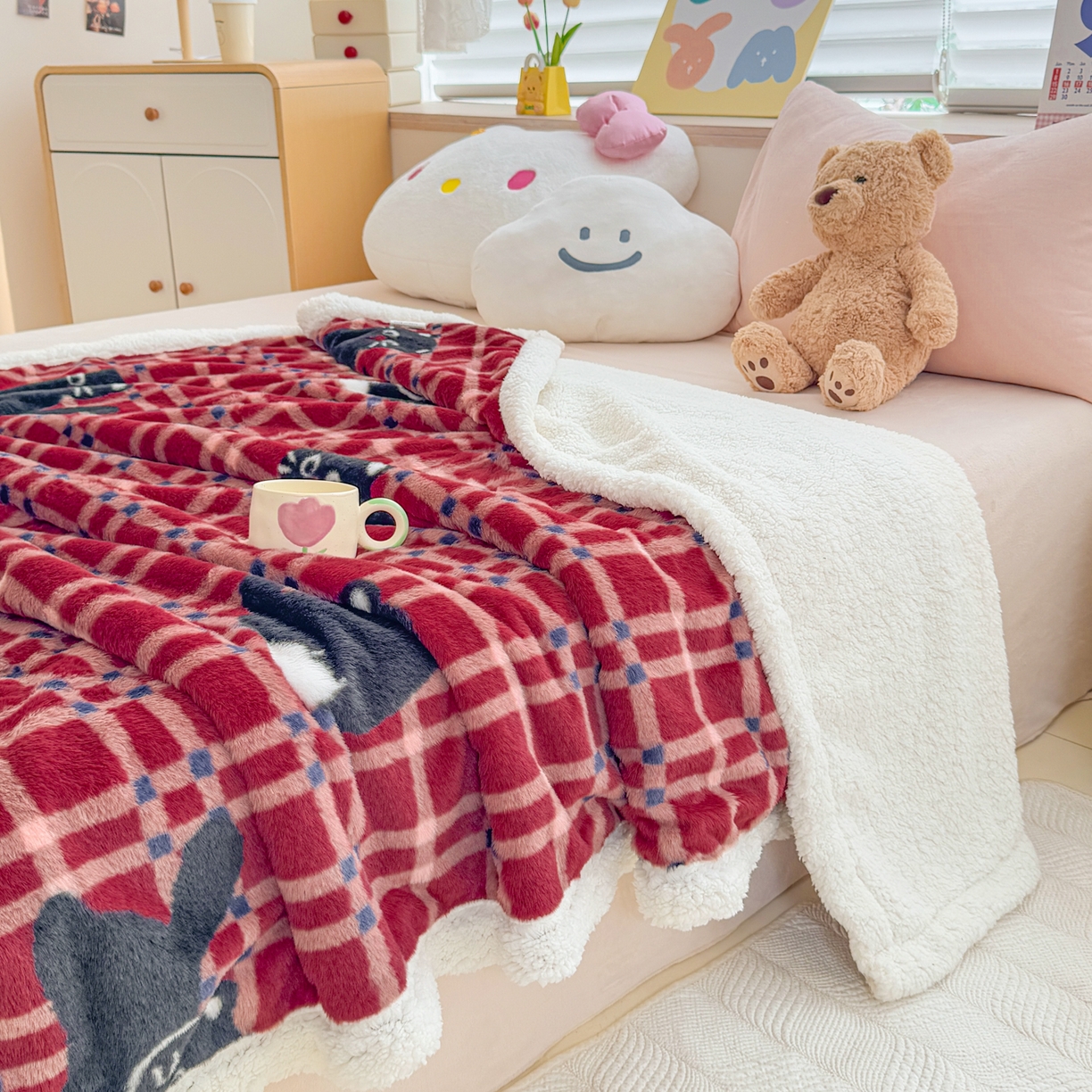 91家纺网 家纺一手货源 找家纺 KA家纺 2025新款兔毛绒毛毯 印花牛奶绒盖毯 多功能被套毯 兔绒毯 花小猫红