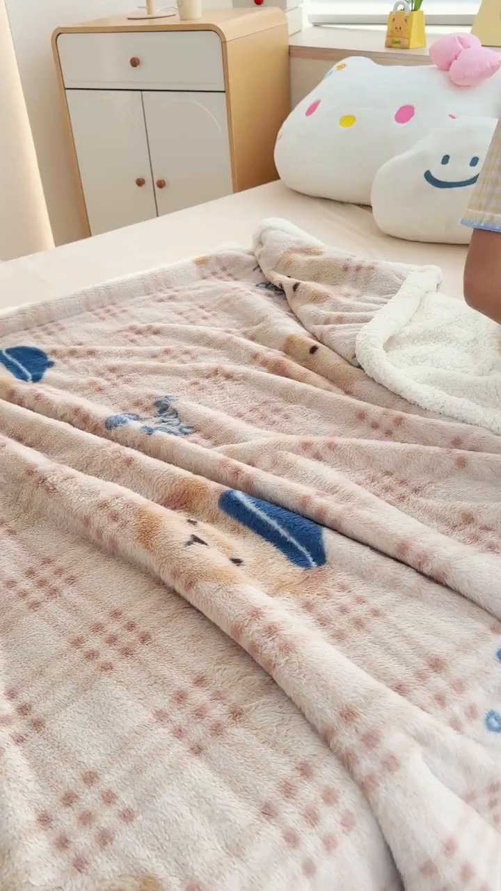 91家纺网 家纺一手货源 找家纺 KA家纺 2025新款兔毛绒毛毯 印花牛奶绒盖毯 多功能被套毯 兔绒毯 可爱熊宝