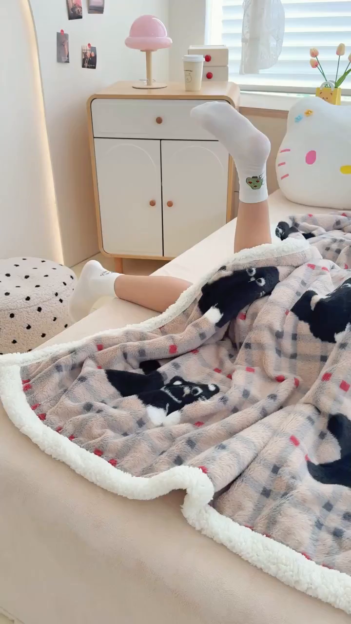 91家纺网 家纺一手货源 找家纺 KA家纺 2025新款兔毛绒毛毯 印花牛奶绒盖毯 多功能被套毯 兔绒毯 花小猫咖