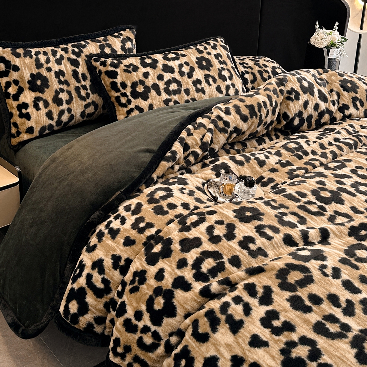 91家纺网 家纺一手货源 找家纺 民新家纺 2025新款兔毛绒包边款四件套 经典豹纹-咖