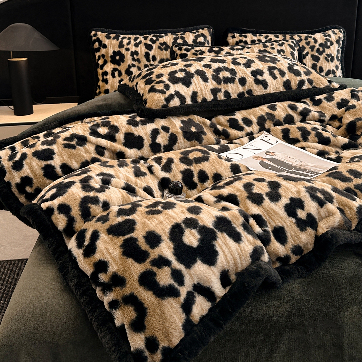 91家纺网 家纺一手货源 找家纺 民新家纺 2025新款兔毛绒包边款四件套 经典豹纹-咖