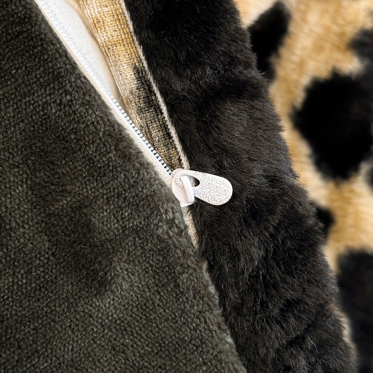 91家纺网 家纺一手货源 找家纺 民新家纺 2025新款兔毛绒包边款四件套 经典豹纹-咖