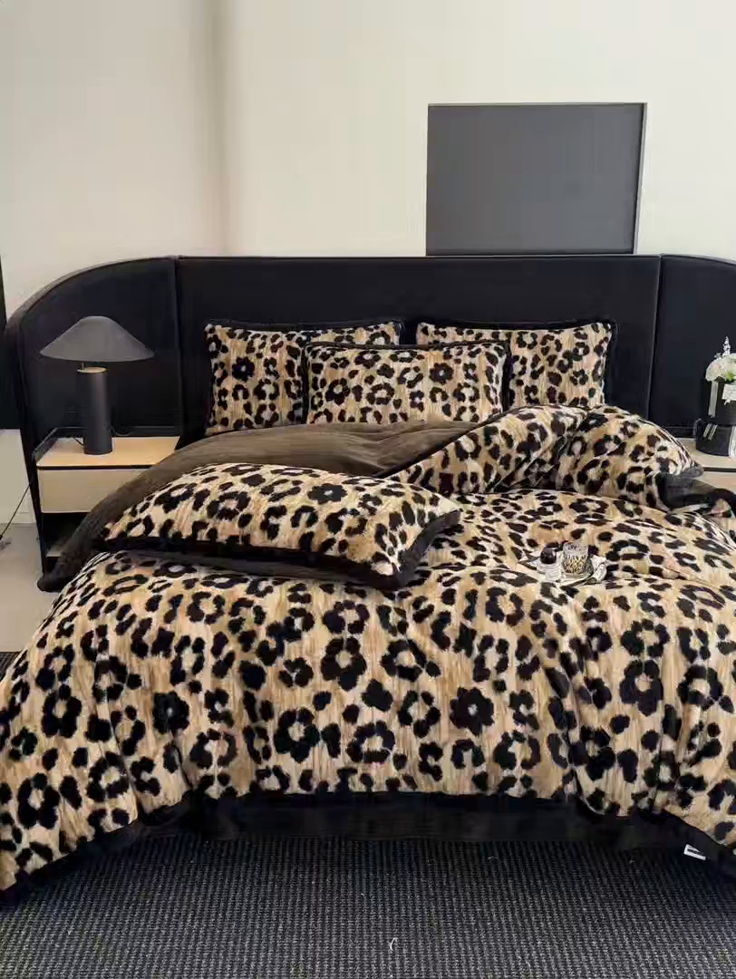 91家纺网 家纺一手货源 找家纺 民新家纺 2025新款兔毛绒包边款四件套 经典豹纹-咖