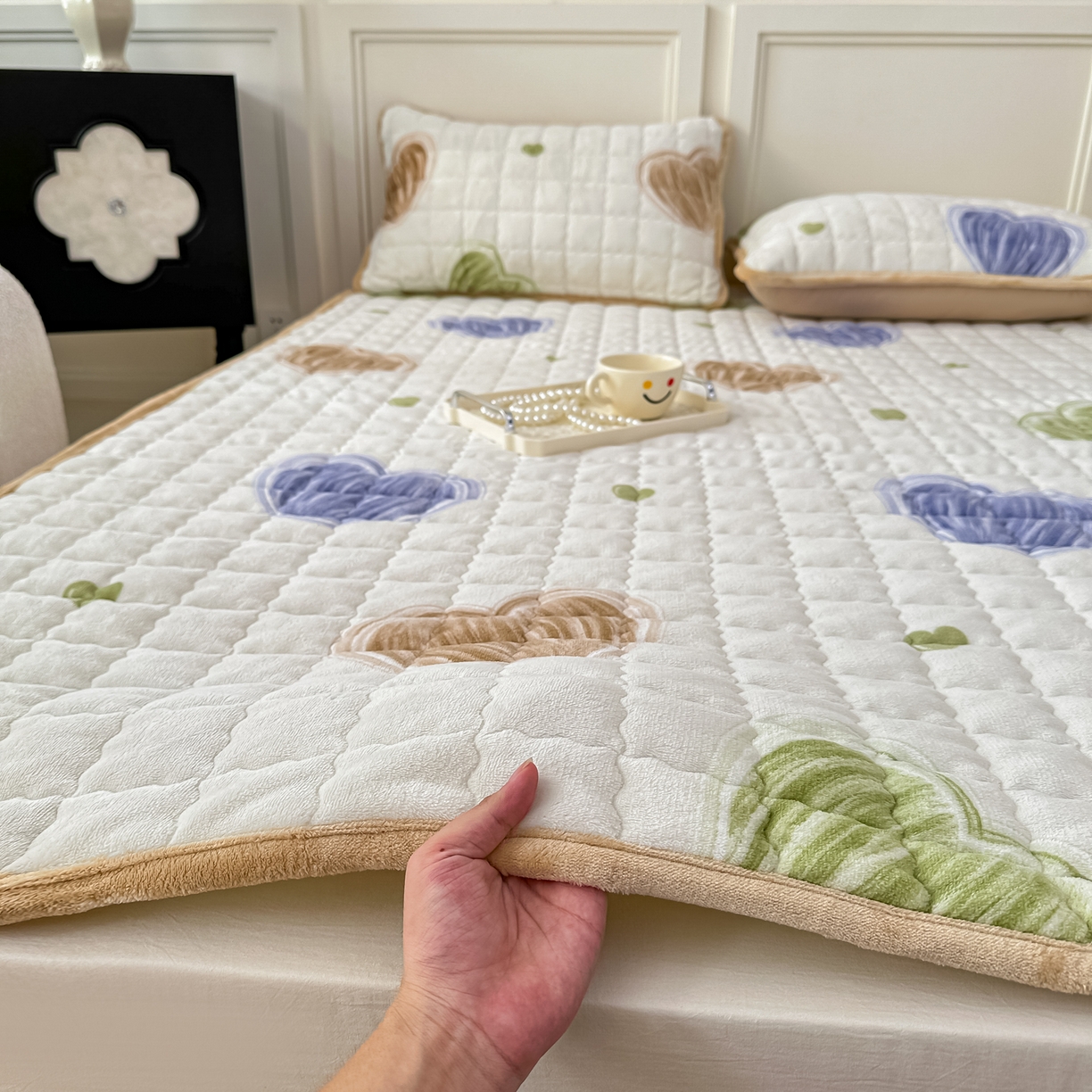 91家纺网 家纺一手货源 找家纺 首选家纺 2025新款牛奶绒床褥床垫系列 爱心奶白