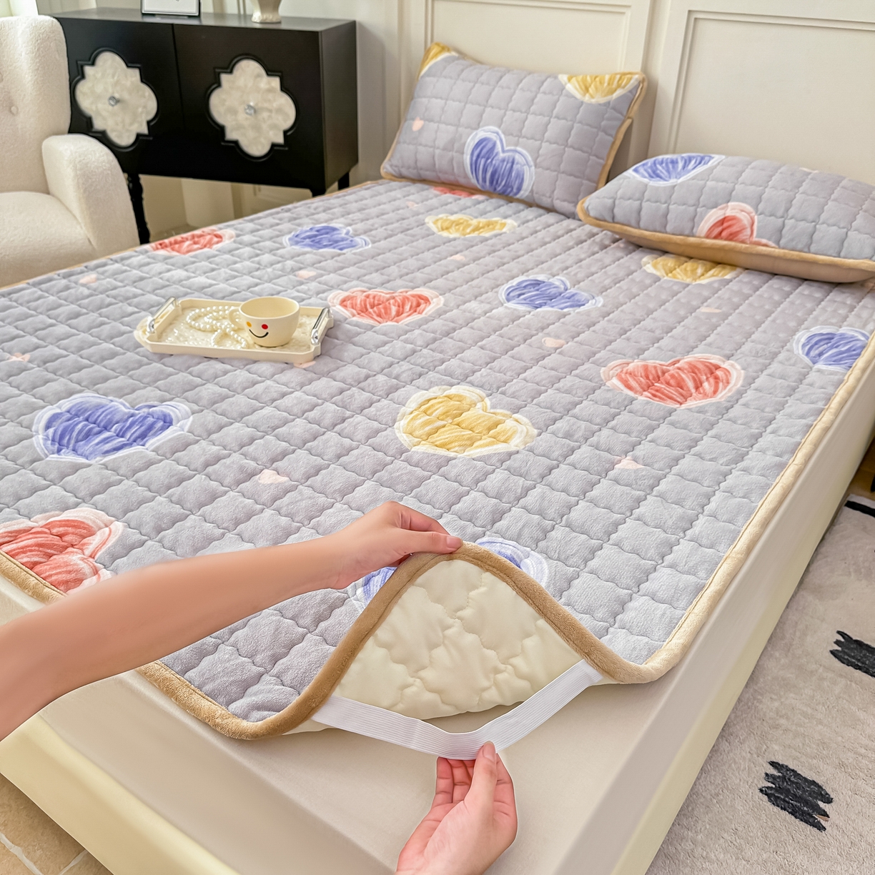 91家纺网 家纺一手货源 找家纺 首选家纺 2025新款牛奶绒床褥床垫系列 爱心蓝色