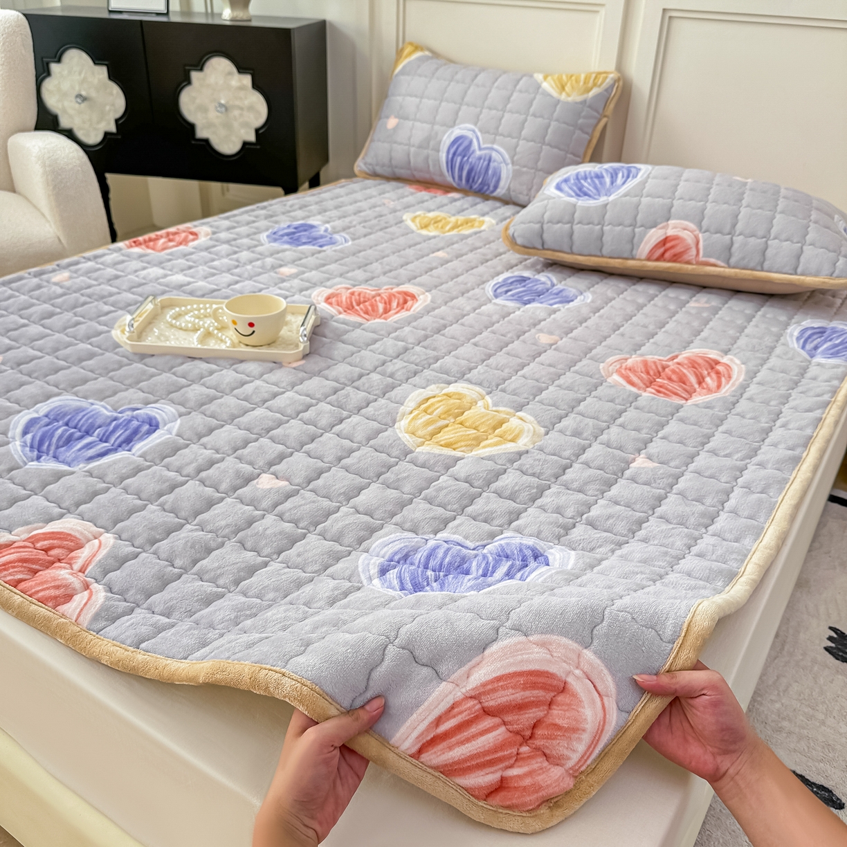 91家纺网 家纺一手货源 找家纺 首选家纺 2025新款牛奶绒床褥床垫系列 爱心蓝色