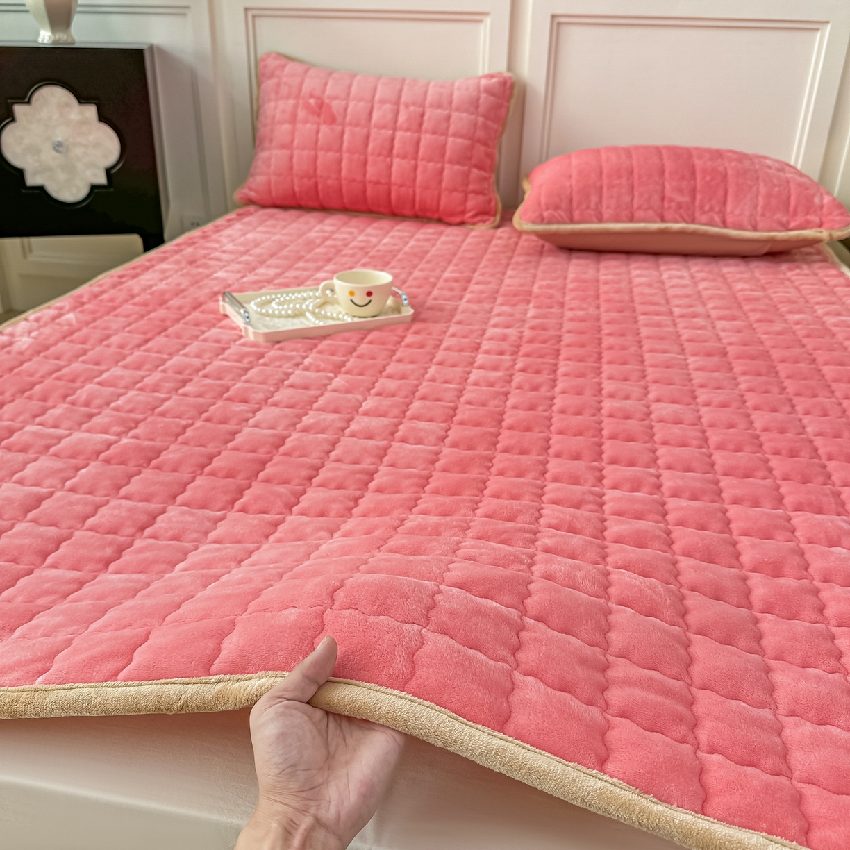 91家纺网 家纺一手货源 找家纺 首选家纺 2025新款牛奶绒床褥床垫系列 西瓜红