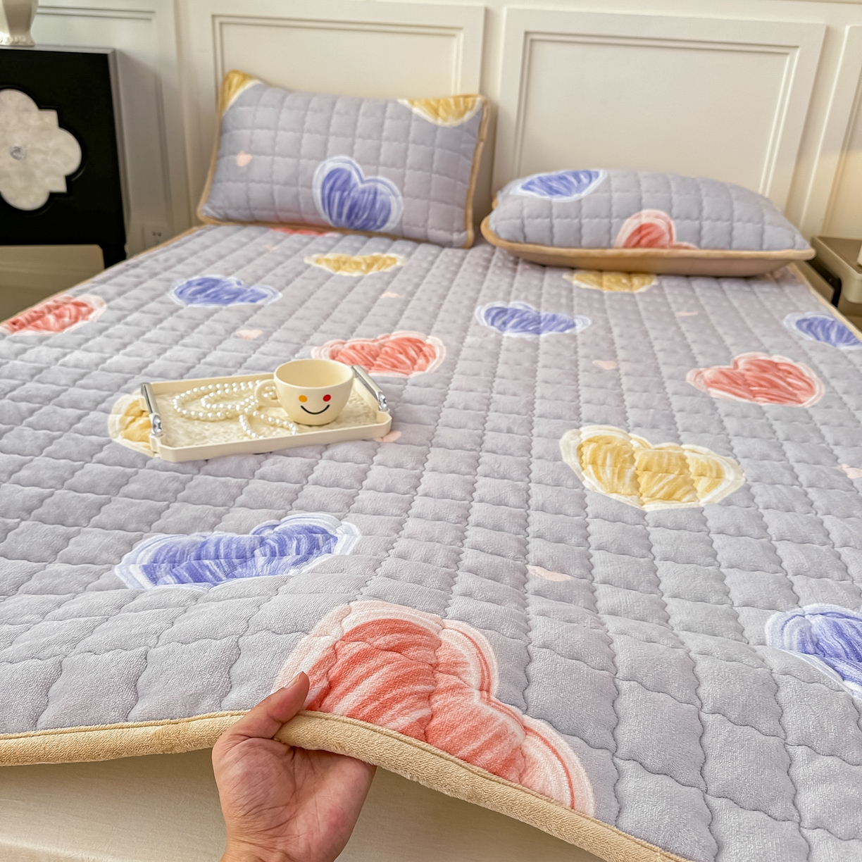 91家纺网 家纺一手货源 找家纺 首选家纺 2025新款牛奶绒床褥床垫系列 爱心蓝色