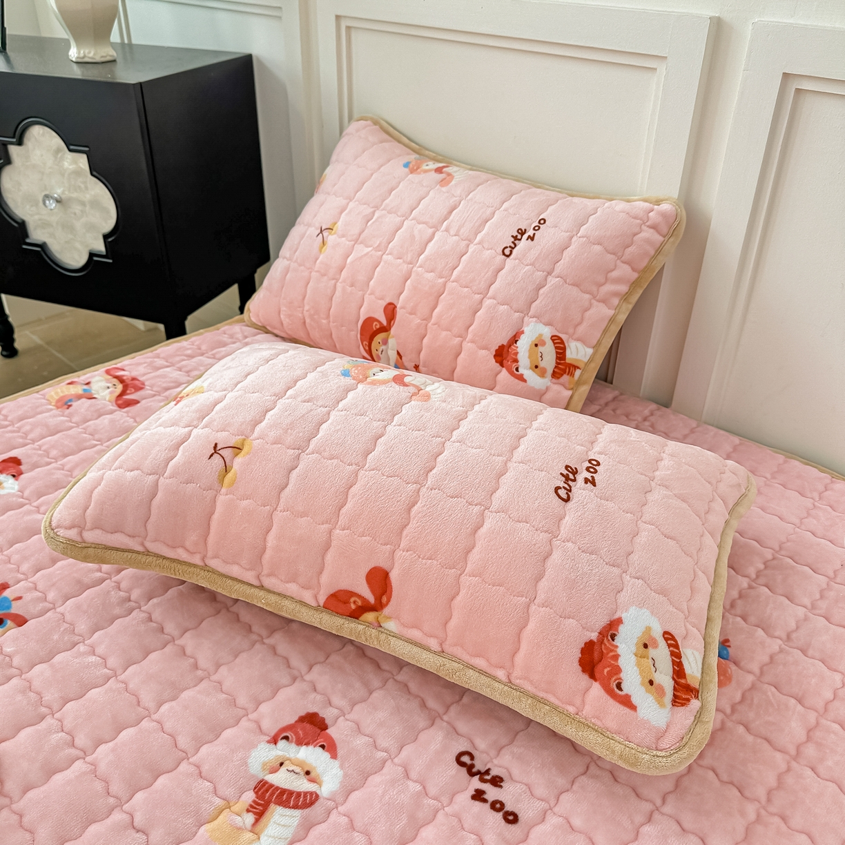 91家纺网 家纺一手货源 找家纺 首选家纺 2025新款牛奶绒床褥床垫系列 动物园