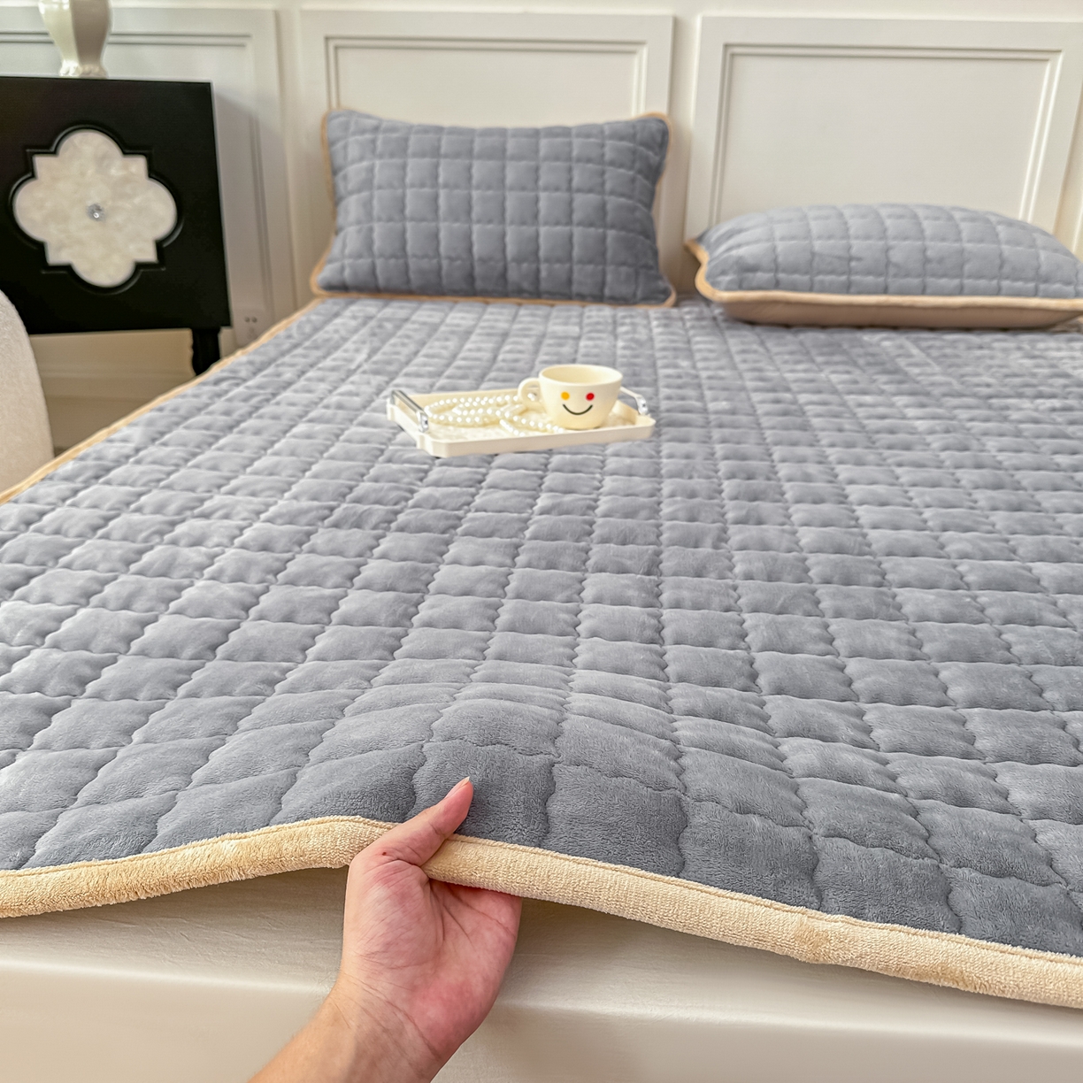 91家纺网 家纺一手货源 找家纺 首选家纺 2025新款牛奶绒床褥床垫系列 灰色