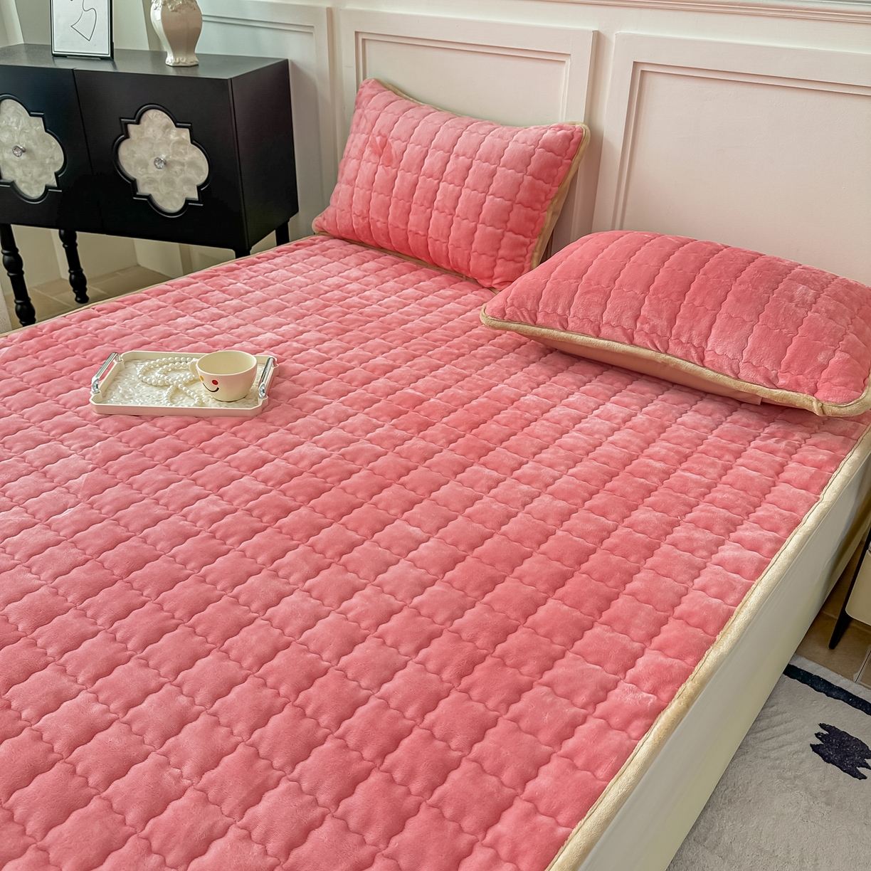 91家纺网 家纺一手货源 找家纺 首选家纺 2025新款牛奶绒床褥床垫系列 西瓜红