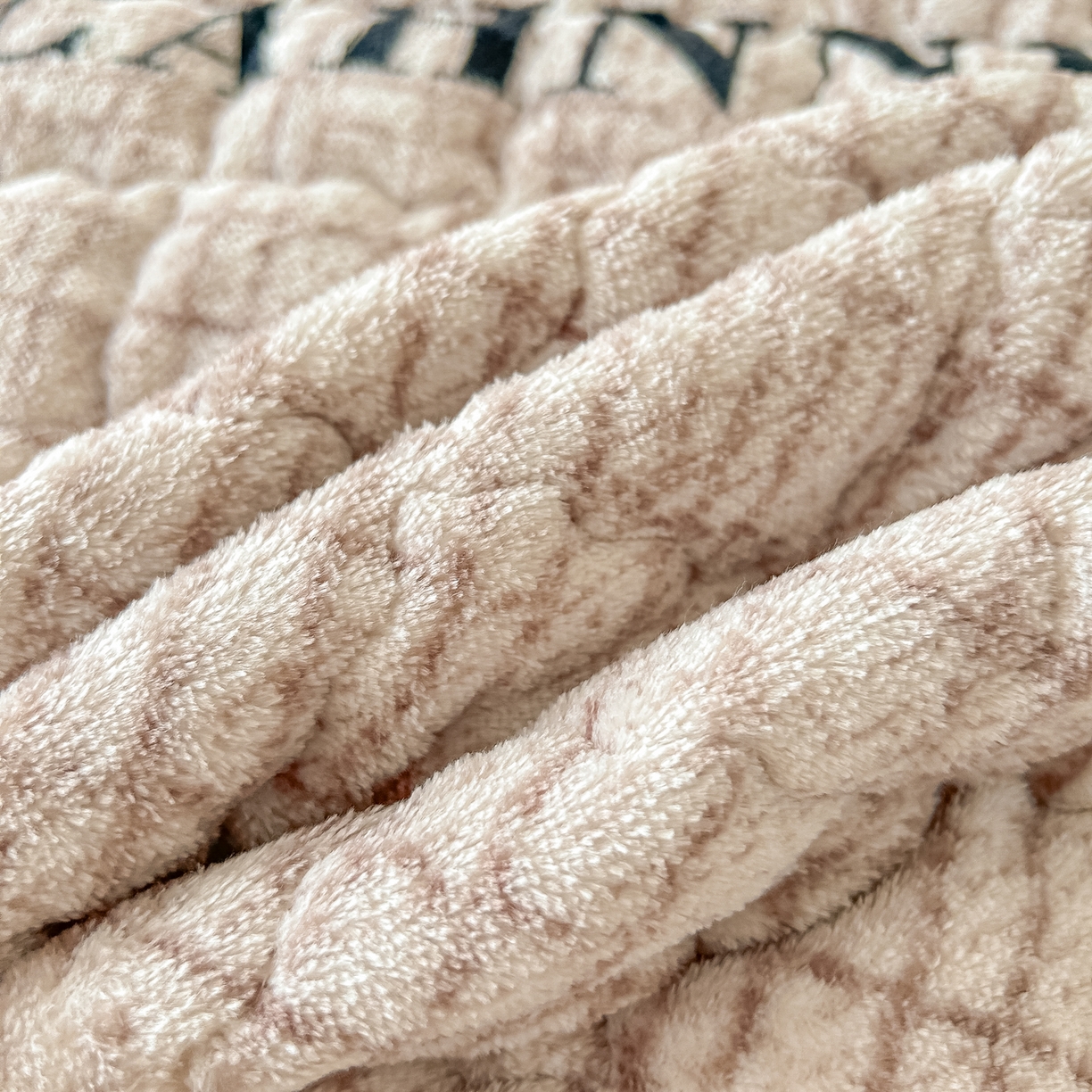 91家纺网 家纺一手货源 找家纺 首选家纺 2025新款牛奶绒床褥床垫系列 银杏叶