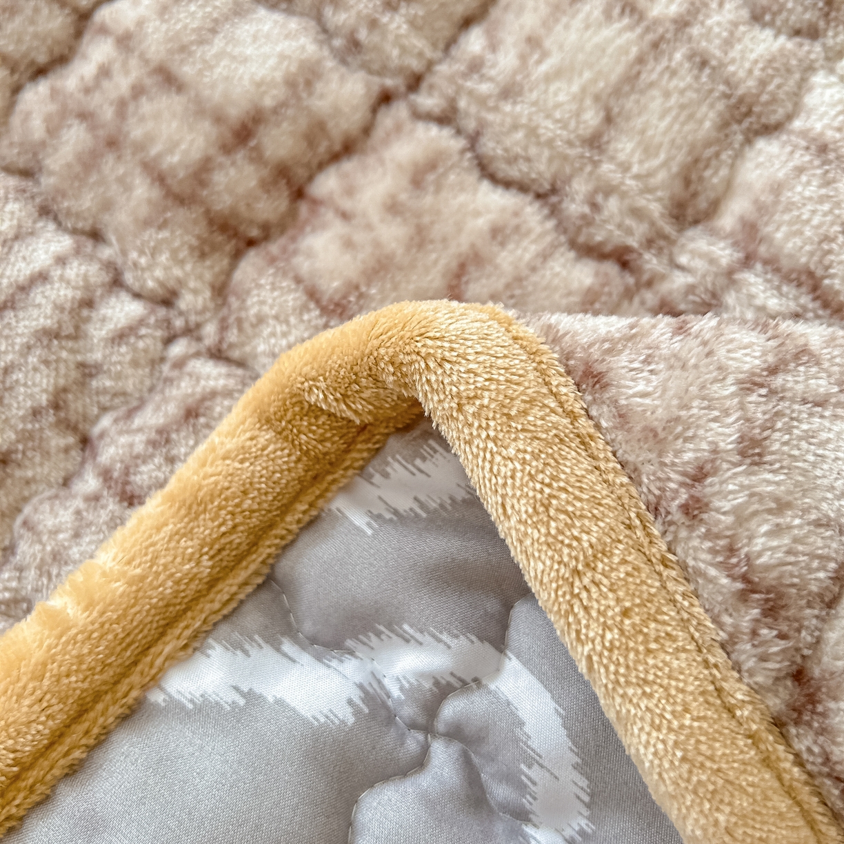 91家纺网 家纺一手货源 找家纺 首选家纺 2025新款牛奶绒床褥床垫系列 银杏叶