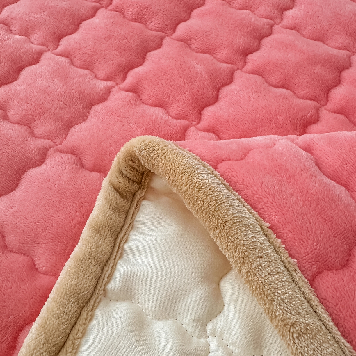 91家纺网 家纺一手货源 找家纺 首选家纺 2025新款牛奶绒床褥床垫系列 西瓜红