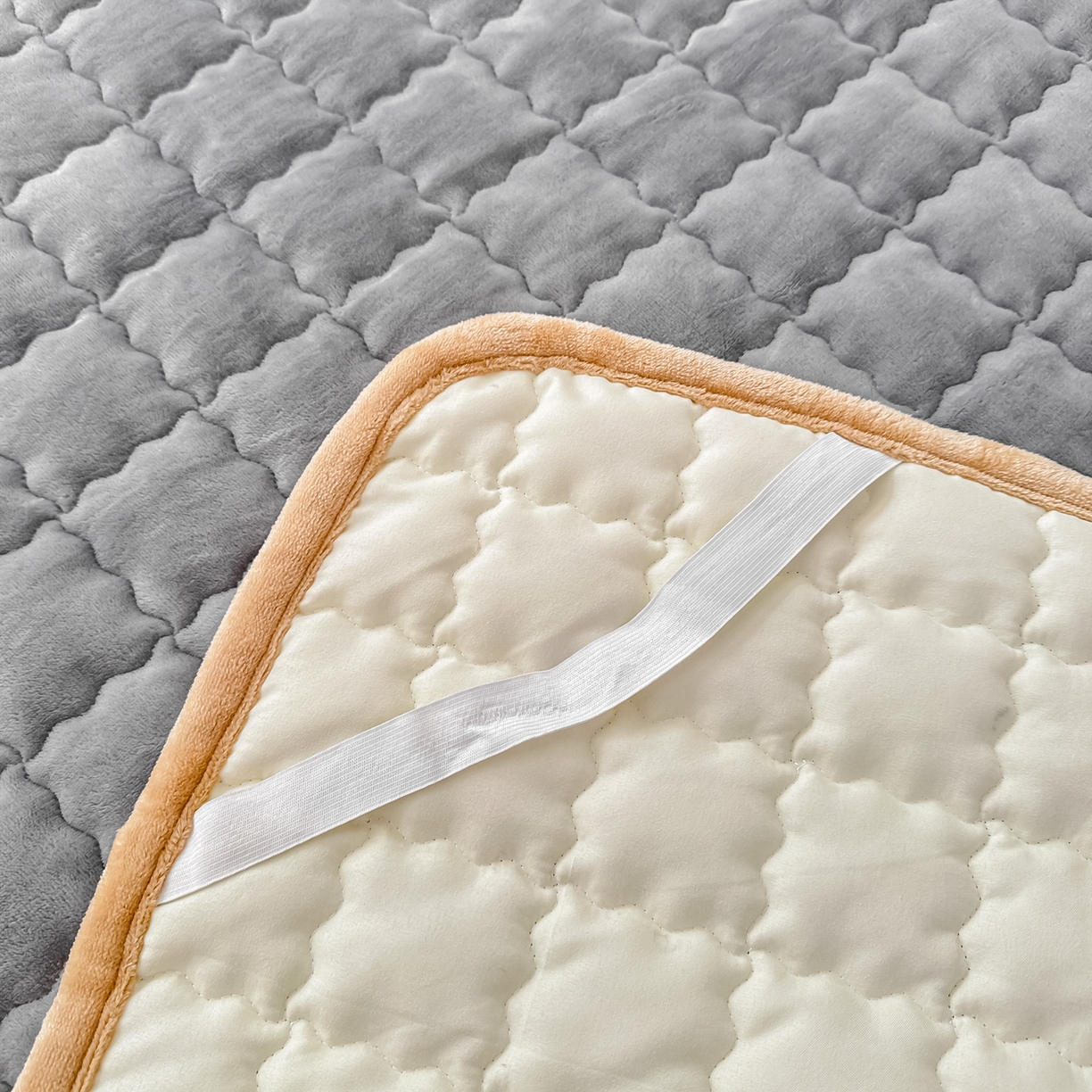 91家纺网 家纺一手货源 找家纺 首选家纺 2025新款牛奶绒床褥床垫系列 灰色