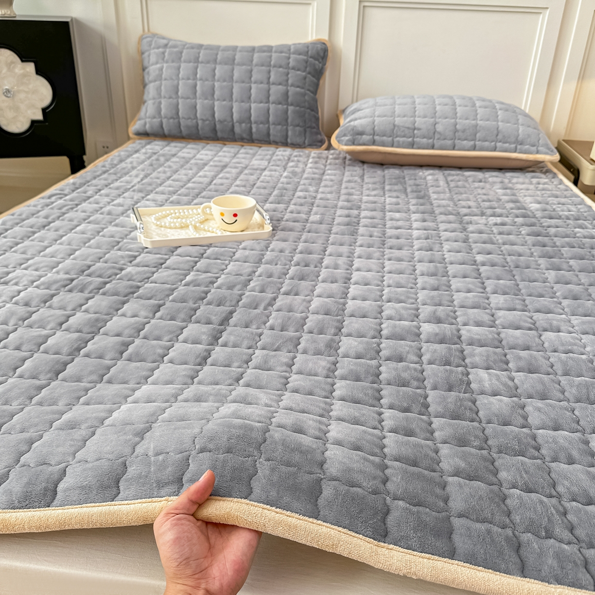 91家纺网 家纺一手货源 找家纺 首选家纺 2025新款牛奶绒床褥床垫系列 灰色