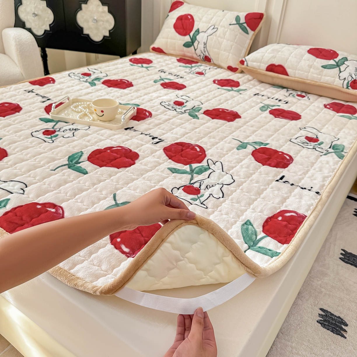 91家纺网 家纺一手货源 找家纺 首选家纺 2025新款牛奶绒床褥床垫系列 玫瑰兔