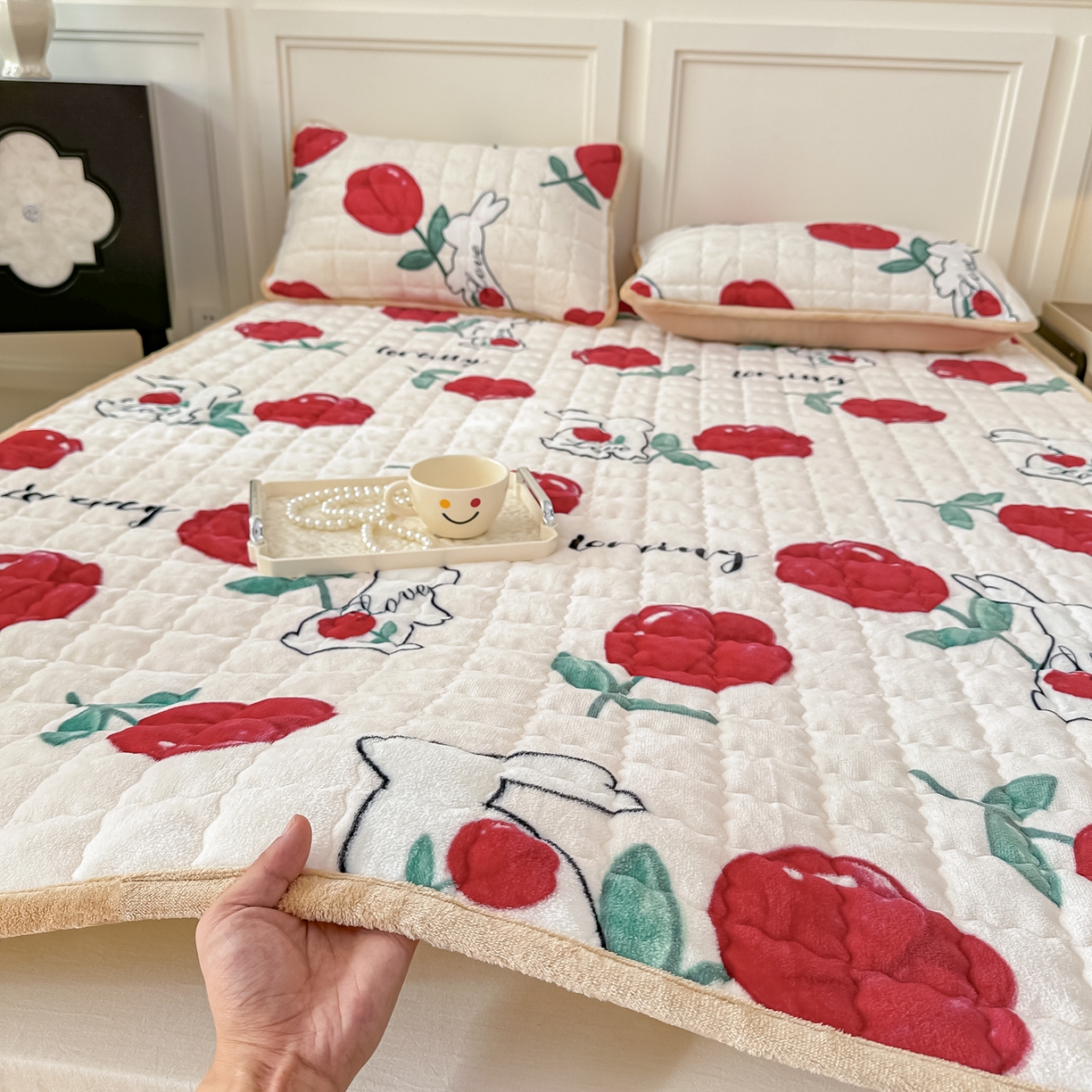 91家纺网 家纺一手货源 找家纺 首选家纺 2025新款牛奶绒床褥床垫系列 玫瑰兔