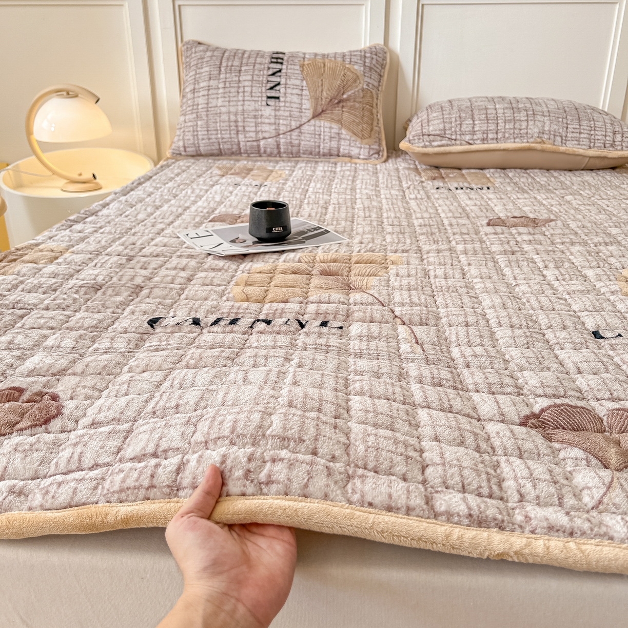 91家纺网 家纺一手货源 找家纺 首选家纺 2025新款牛奶绒床褥床垫系列 银杏叶