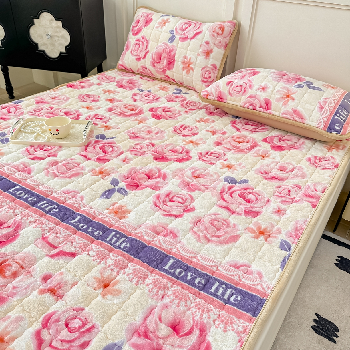 91家纺网 家纺一手货源 找家纺 首选家纺 2025新款牛奶绒床褥床垫系列 爱相随