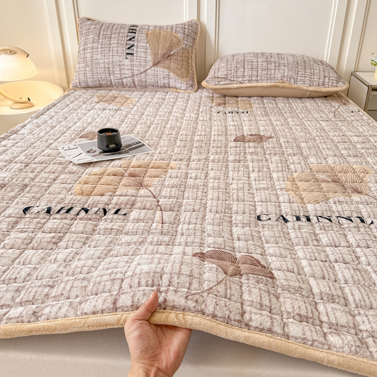 91家纺网 家纺一手货源 找家纺 首选家纺 2025新款牛奶绒床褥床垫系列 银杏叶