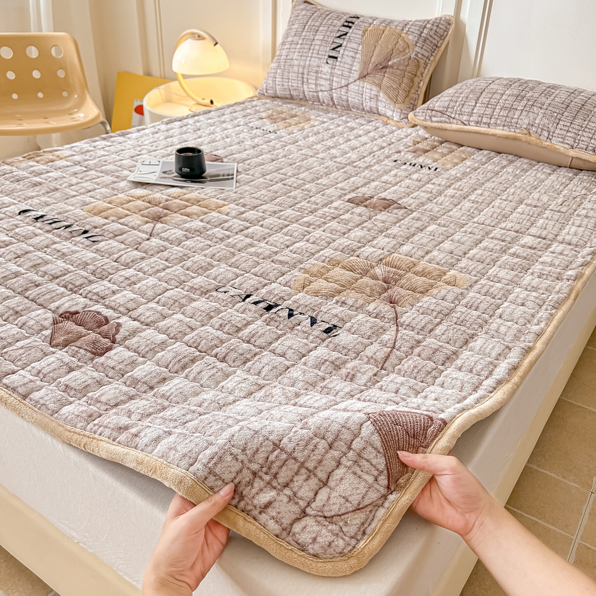 91家纺网 家纺一手货源 找家纺 首选家纺 2025新款牛奶绒床褥床垫系列 银杏叶