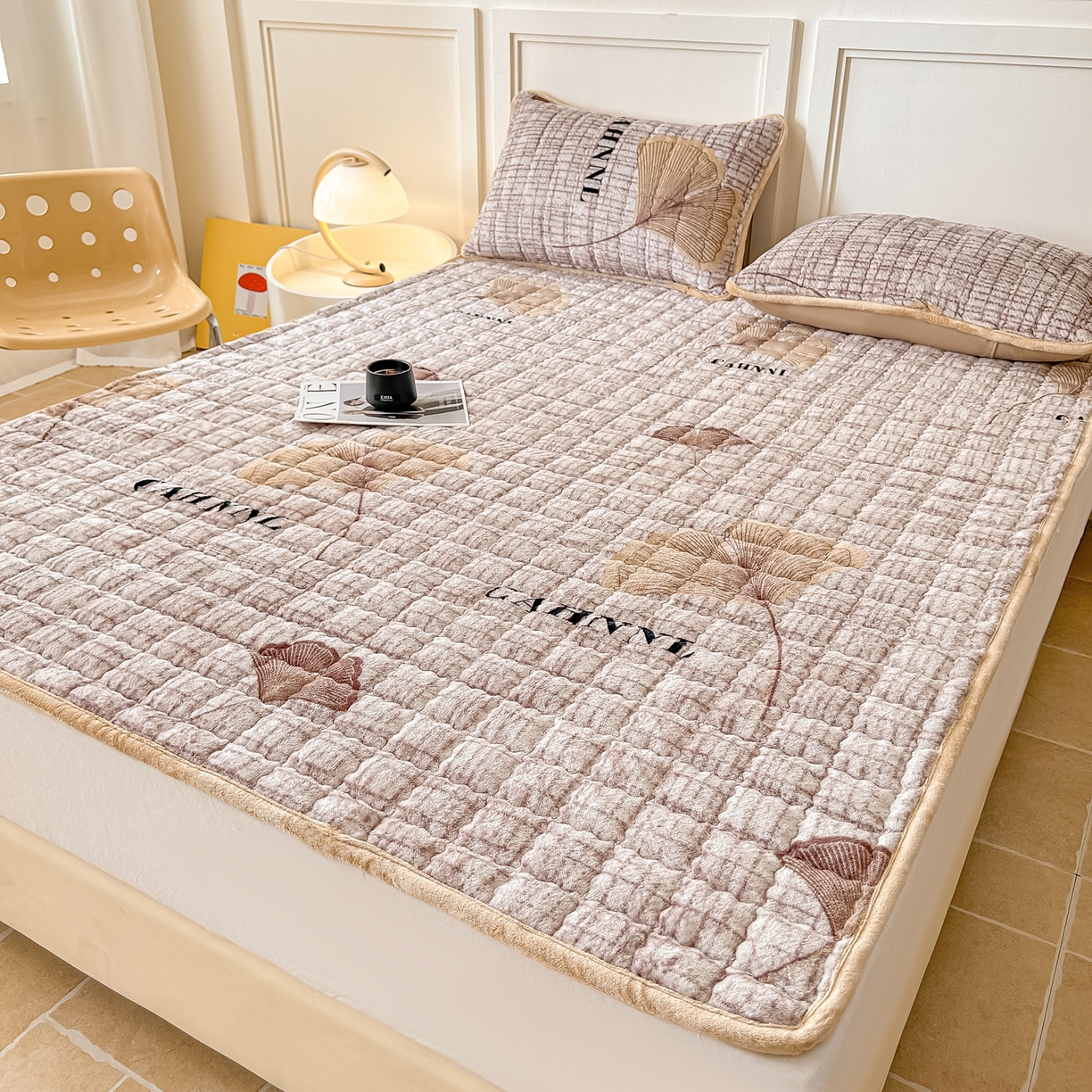 91家纺网 家纺一手货源 找家纺 首选家纺 2025新款牛奶绒床褥床垫系列 银杏叶