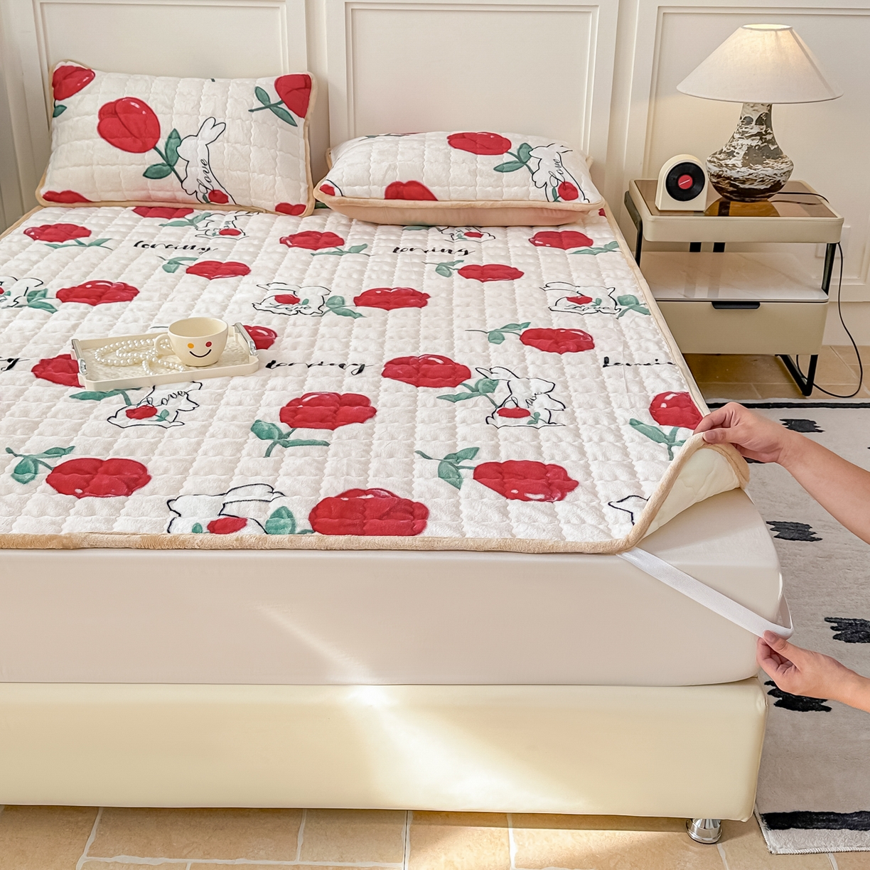 91家纺网 家纺一手货源 找家纺 首选家纺 2025新款牛奶绒床褥床垫系列 玫瑰兔