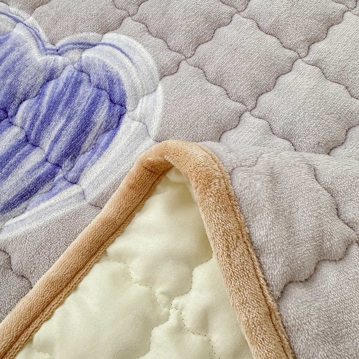 91家纺网 家纺一手货源 找家纺 首选家纺 2025新款牛奶绒床褥床垫系列 爱心蓝色