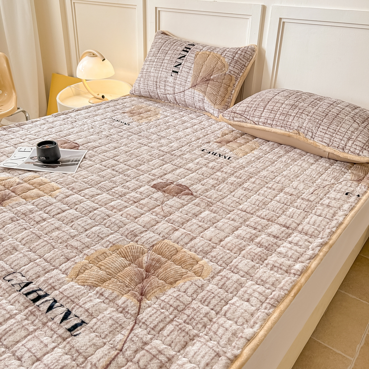 91家纺网 家纺一手货源 找家纺 首选家纺 2025新款牛奶绒床褥床垫系列 银杏叶