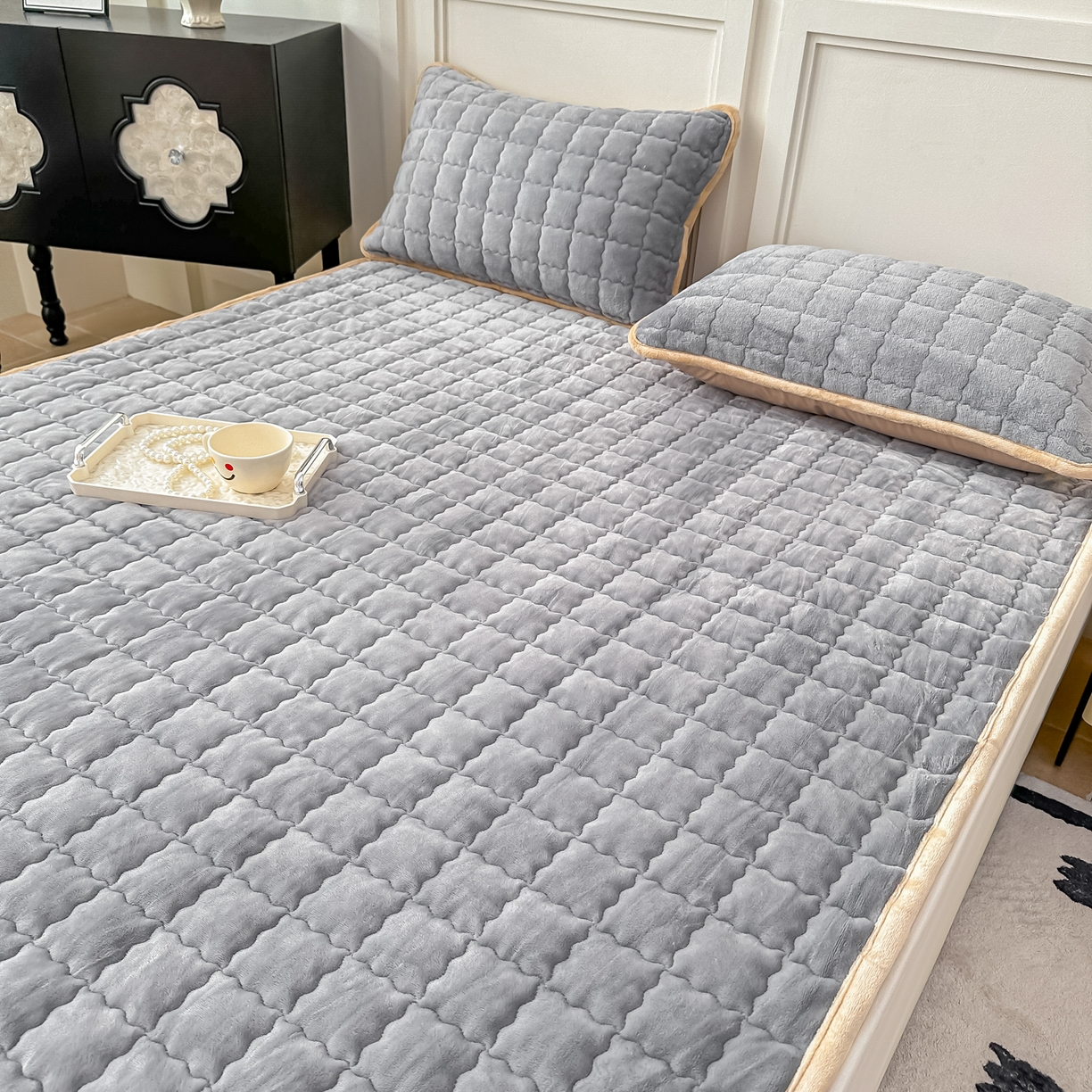 91家纺网 家纺一手货源 找家纺 首选家纺 2025新款牛奶绒床褥床垫系列 灰色