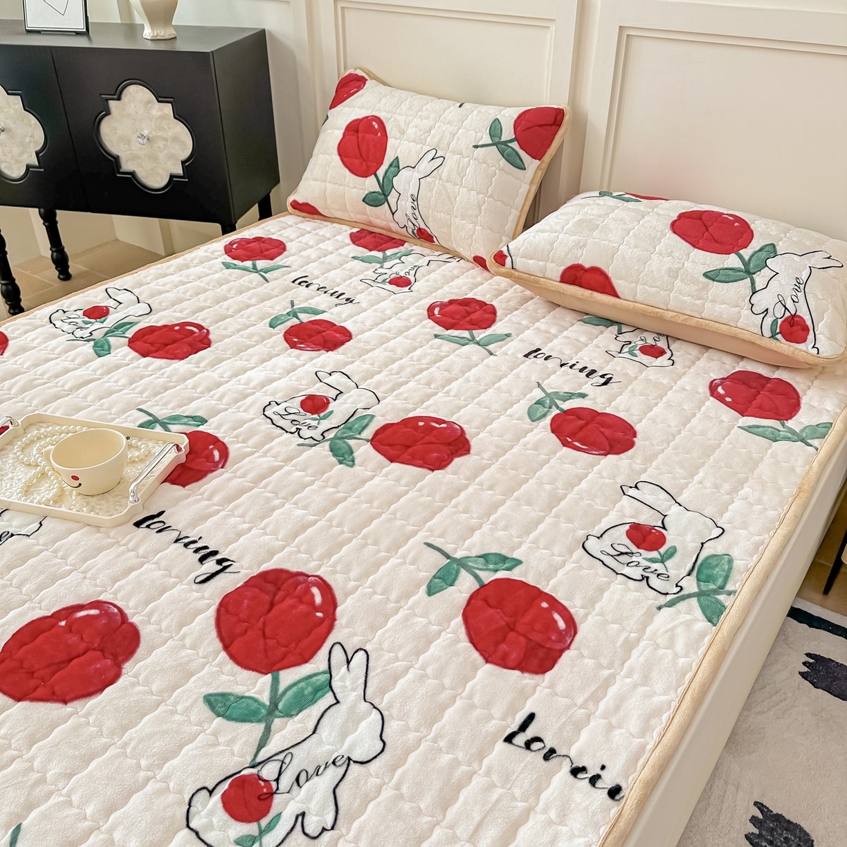 91家纺网 家纺一手货源 找家纺 首选家纺 2025新款牛奶绒床褥床垫系列 玫瑰兔