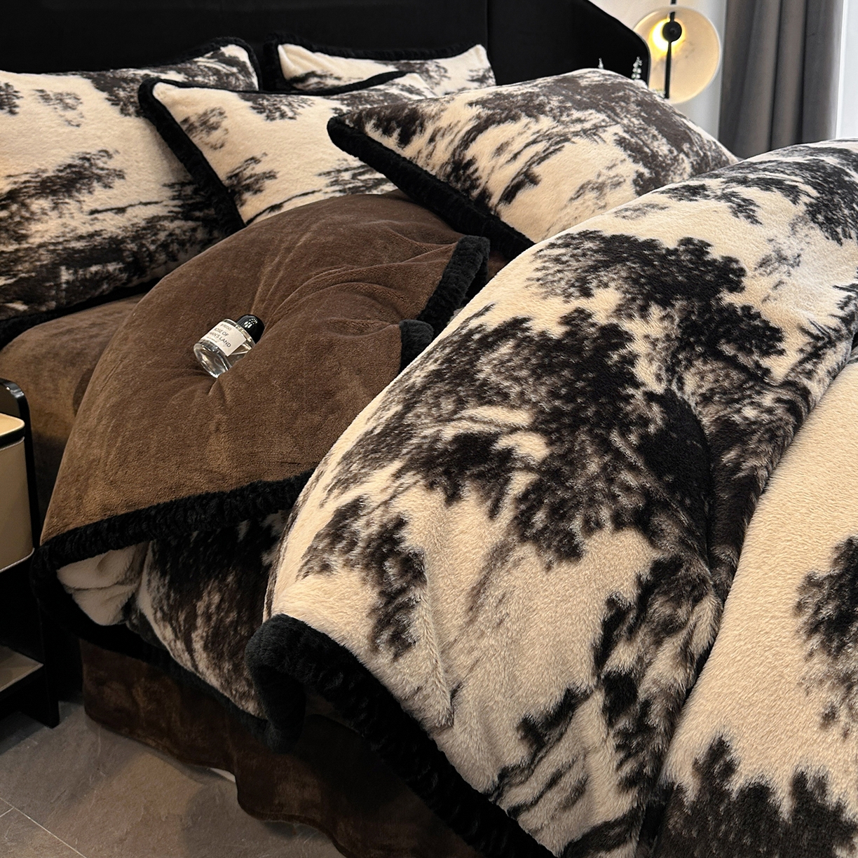 91家纺网 家纺一手货源 找家纺 民新家纺 2025新款兔毛绒包边款四件套 墨韵