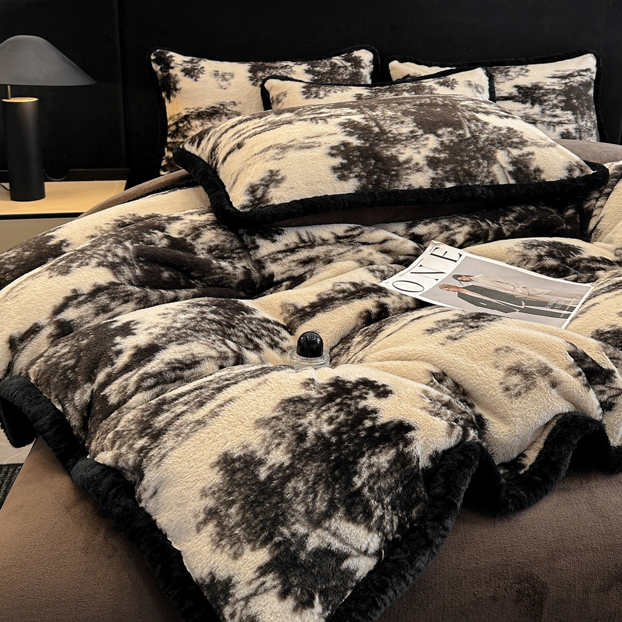 91家纺网 家纺一手货源 找家纺 民新家纺 2025新款兔毛绒包边款四件套 墨韵