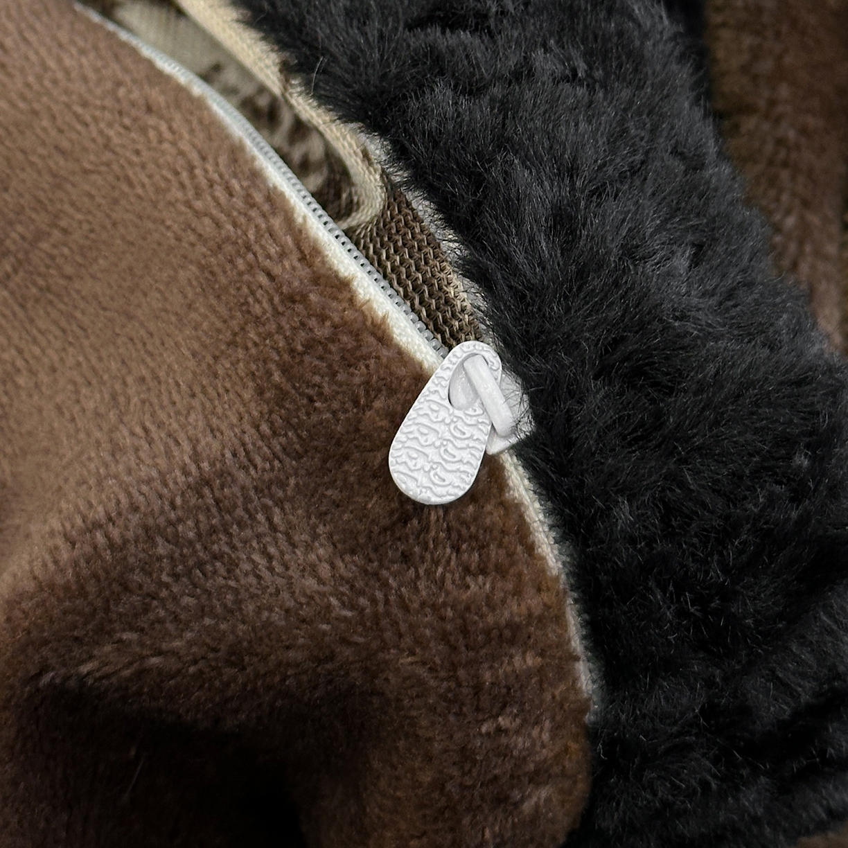 91家纺网 家纺一手货源 找家纺 民新家纺 2025新款兔毛绒包边款四件套 墨韵