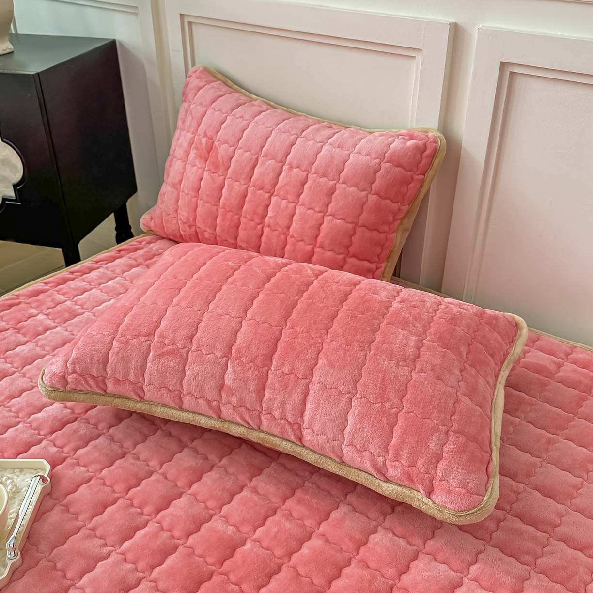 91家纺网 家纺一手货源 找家纺 首选家纺 2025新款牛奶绒床褥床垫系列 西瓜红