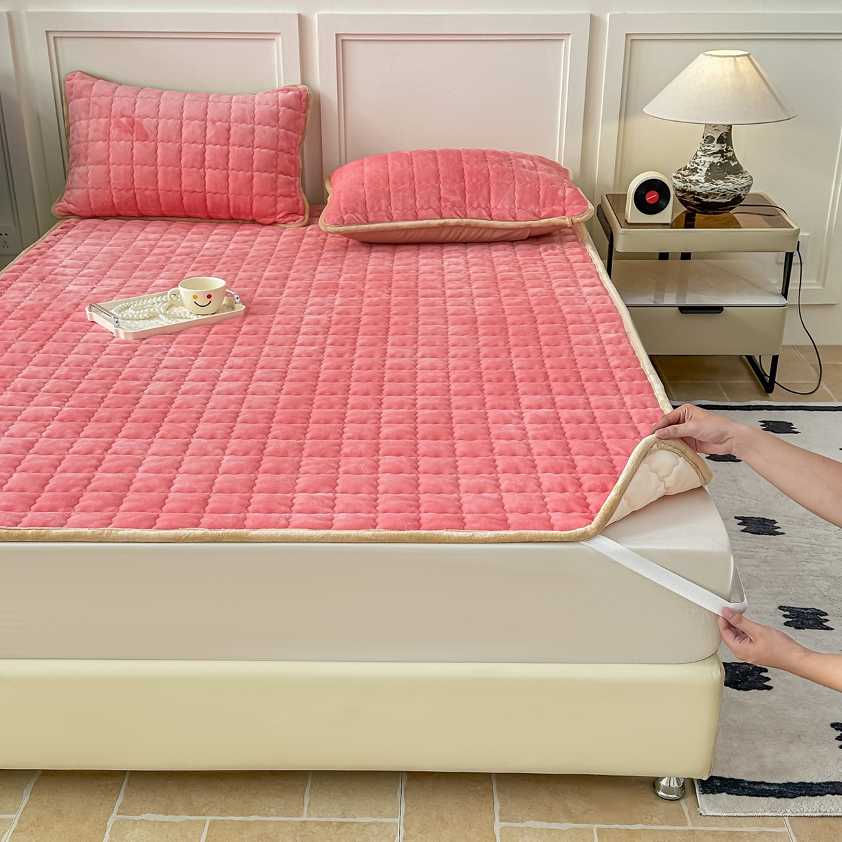 91家纺网 家纺一手货源 找家纺 首选家纺 2025新款牛奶绒床褥床垫系列 西瓜红