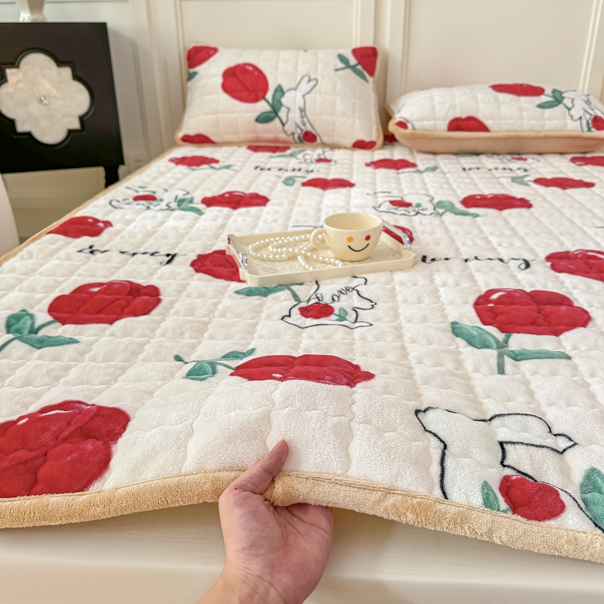 91家纺网 家纺一手货源 找家纺 首选家纺 2025新款牛奶绒床褥床垫系列 玫瑰兔