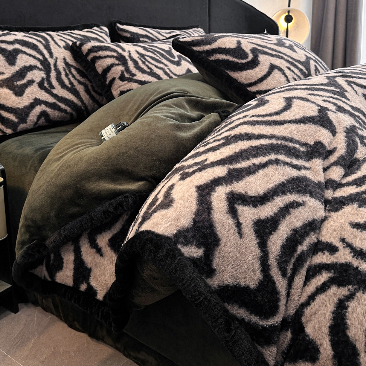 91家纺网 家纺一手货源 找家纺 民新家纺 2025新款兔毛绒包边款四件套 斑马纹