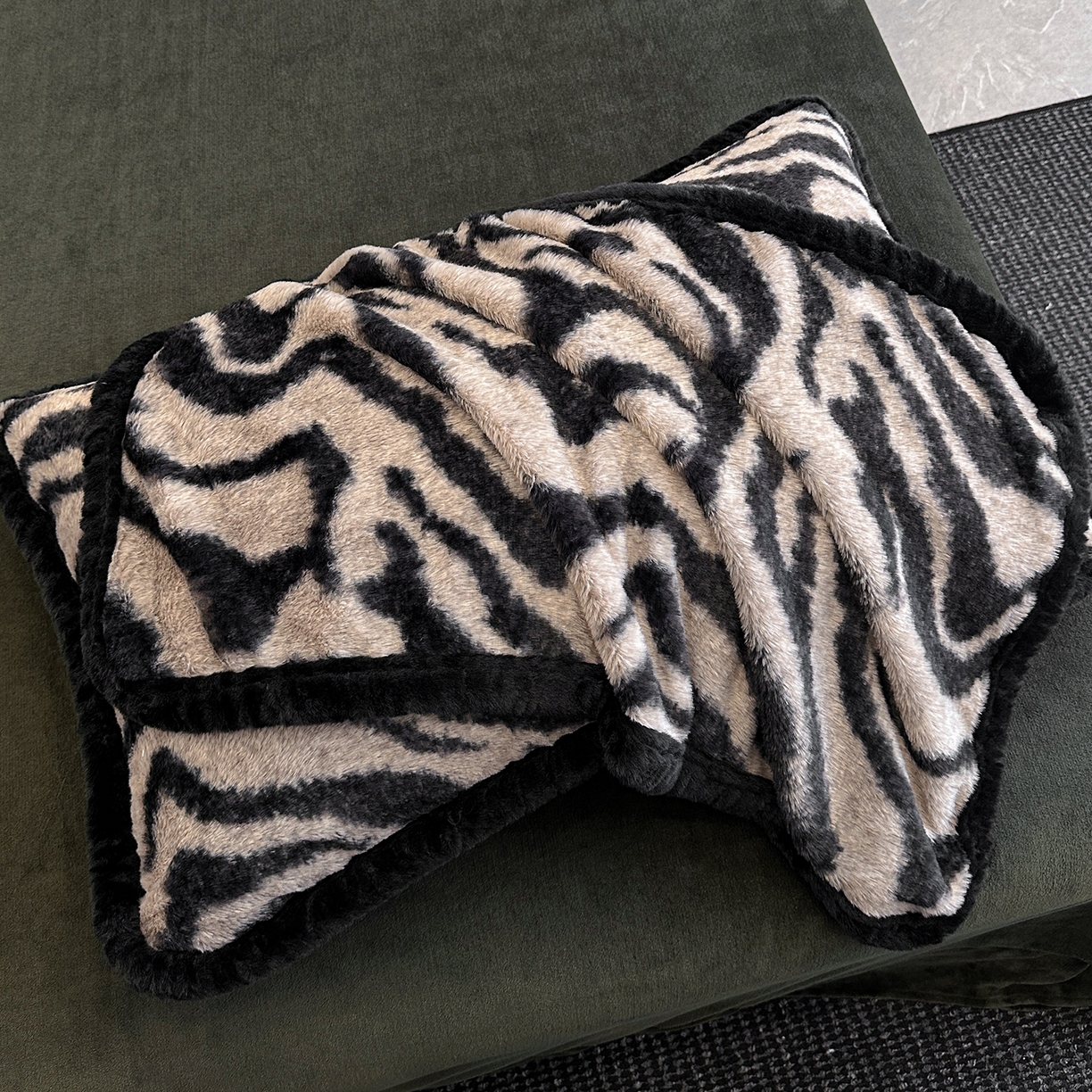 91家纺网 家纺一手货源 找家纺 民新家纺 2025新款兔毛绒包边款四件套 斑马纹