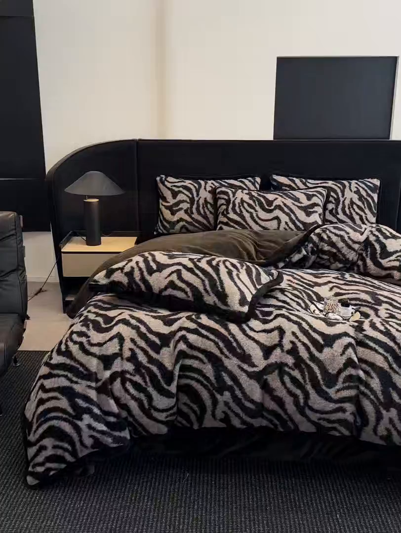 91家纺网 家纺一手货源 找家纺 民新家纺 2025新款兔毛绒包边款四件套 斑马纹